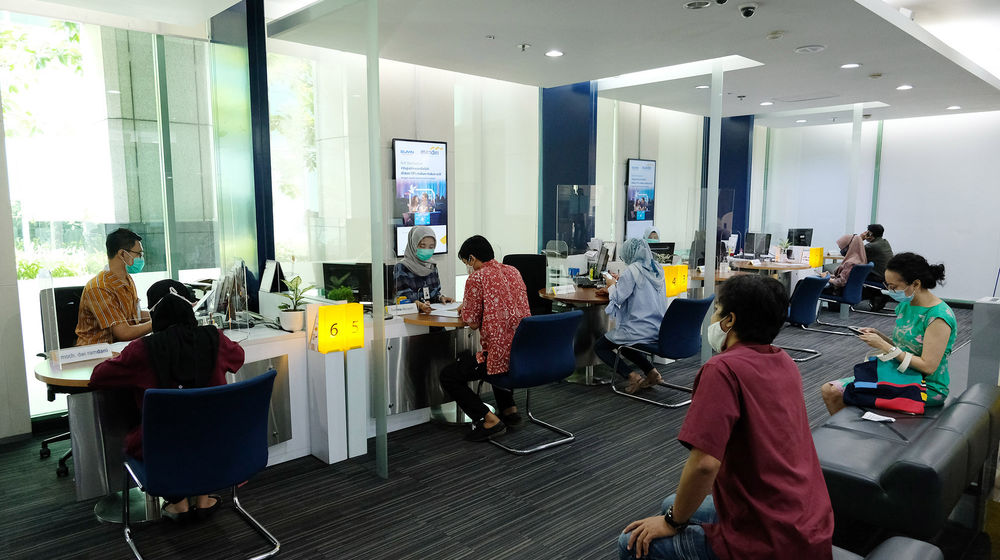 <p>Suasana pelayanan nasabah di kantor Cabang Plaza Mandiri, Jakarta, Jum’at 29 Mei 2020. Bank Mandiri saat ini telah menerapkan serangkaian protokol untuk memulai skenario New Normal di masa pandemi COVID-19 sesuai dengan surat edaran Menteri BUMN Nomor S-336/MBU/05/2020 tentang antisipasi skenarioThe New Normal Badan Usaha Milik Negara. Protokol tersebut saat ini telah disosialisasikan melalui kanal [&hellip;]</p>
