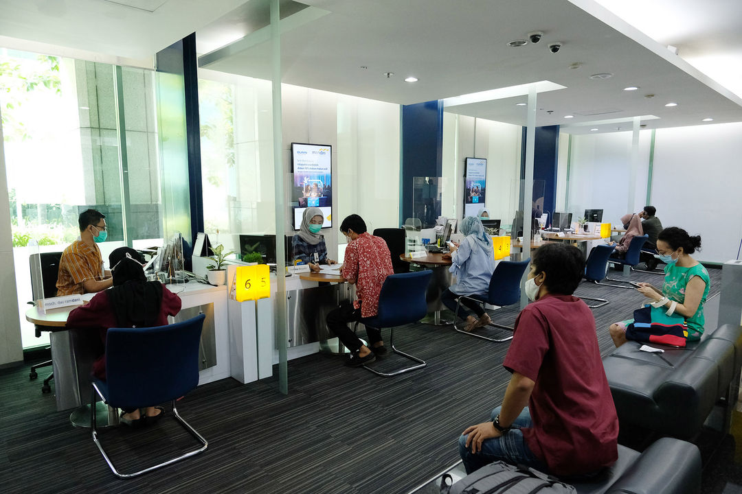 <p>Suasana pelayanan nasabah di kantor Cabang Plaza Mandiri, Jakarta, Jum&#8217;at 29 Mei 2020. Bank Mandiri saat ini telah menerapkan serangkaian protokol untuk memulai skenario New Normal di masa pandemi COVID-19 sesuai dengan surat edaran Menteri BUMN Nomor S-336/MBU/05/2020 tentang antisipasi skenarioThe New Normal Badan Usaha Milik Negara. Protokol tersebut saat ini telah disosialisasikan melalui kanal [&hellip;]</p>
