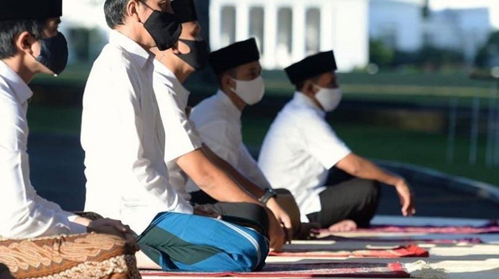 <p>Presiden Joko Widodo saat melakukan salat Idulfitri di Istana Bogor. / Facebook @Jokowi</p>