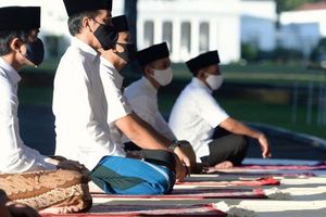 <p>Presiden Joko Widodo saat melakukan salat Idulfitri di Istana Bogor. / Facebook @Jokowi</p>