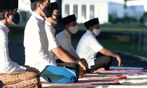 <p>Presiden Joko Widodo saat melakukan salat Idulfitri di Istana Bogor. / Facebook @Jokowi</p>