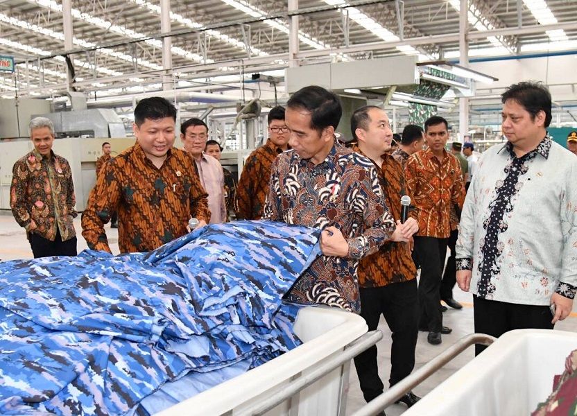 <p>Presiden Jokowi saat meninjau pabrik PT Sri Rejeki Isman Tbk di Kabupaten Sukoharjo, Provinsi Jawa Tengah, Jumat (21/4).  / BPMI Setpres/Laily</p>
