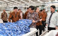 Presiden Jokowi saat meninjau pabrik PT Sri Rejeki Isman Tbk di Kabupaten Sukoharjo, Provinsi Jawa Tengah, Jumat (21/4)
