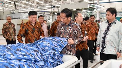 Presiden Jokowi saat meninjau pabrik PT Sri Rejeki Isman Tbk di Kabupaten Sukoharjo, Provinsi Jawa Tengah, Jumat (21/4)