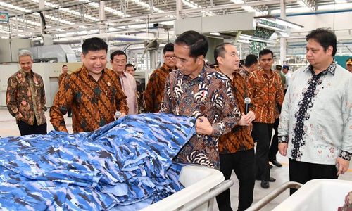 <p>Presiden Jokowi saat meninjau pabrik PT Sri Rejeki Isman Tbk di Kabupaten Sukoharjo, Provinsi Jawa Tengah, Jumat (21/4).  / BPMI Setpres/Laily</p>
