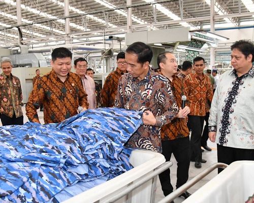 Presiden Jokowi saat meninjau pabrik PT Sri Rejeki Isman Tbk di Kabupaten Sukoharjo, Provinsi Jawa Tengah, Jumat (21/4)