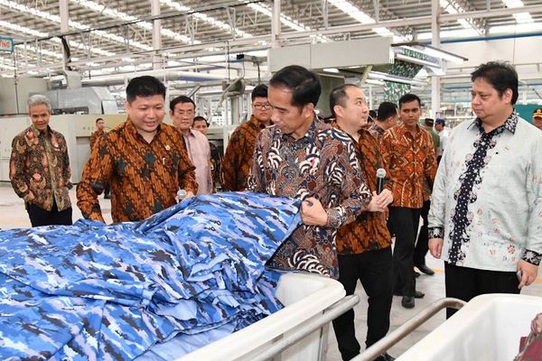 Presiden Jokowi saat meninjau pabrik PT Sri Rejeki Isman Tbk di Kabupaten Sukoharjo, Provinsi Jawa Tengah, Jumat (21/4)