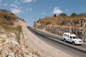 <p>Jalan perbatasan Nusa Tenggaran Timur (NTT) dengan Timor Leste atau dikenal dengan ruas sabuk merah. / Dok. Kementerian PUPR</p>