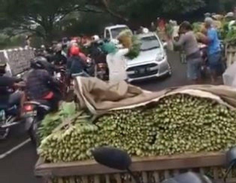 <p>Cuplikan video sejumlah pedagang di Malang yang membagikan sayur gratis kepada masyarakat. / Twitter @cholikk</p>
