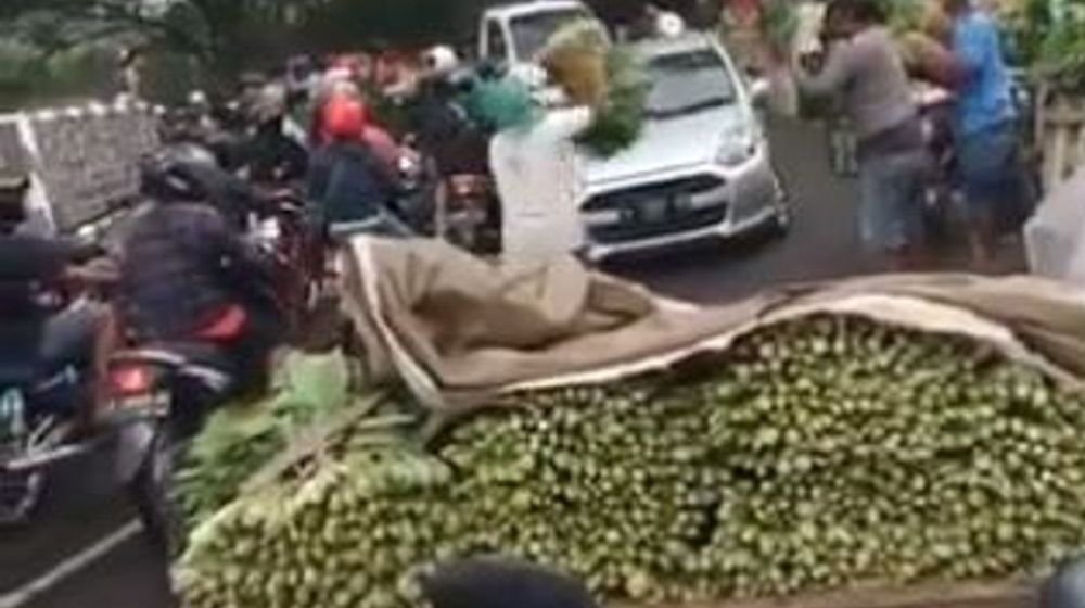 <p>Cuplikan video sejumlah pedagang di Malang yang membagikan sayur gratis kepada masyarakat. / Twitter @cholikk</p>
