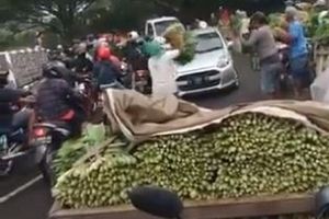 <p>Cuplikan video sejumlah pedagang di Malang yang membagikan sayur gratis kepada masyarakat. / Twitter @cholikk</p>
