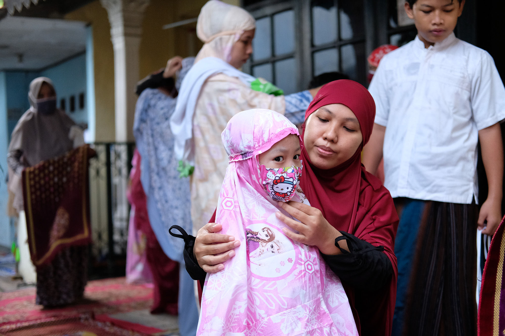 <p>Warga bersiap mengikuti shalat Idul Fitri 1 Syawal 1441 H di rumahnya masing-masing di kawasan Cipulir, Jakarta Selatan, Minggu 24 Mei 2020. Foto: Ismail Pohan/TrenAsia</p>
