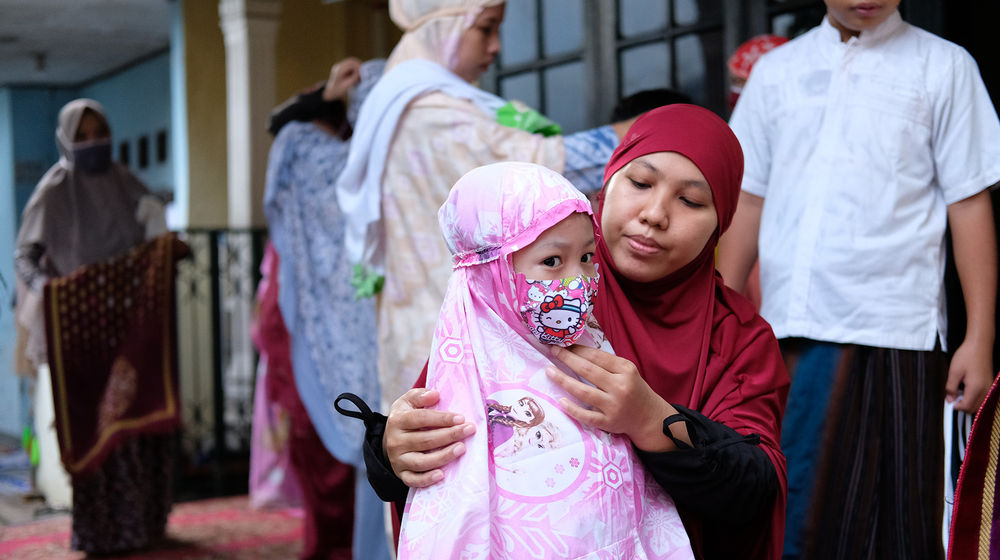 <p>Warga bersiap mengikuti shalat Idul Fitri 1 Syawal 1441 H di rumahnya masing-masing di kawasan Cipulir, Jakarta Selatan, Minggu 24 Mei 2020. Foto: Ismail Pohan/TrenAsia</p>
