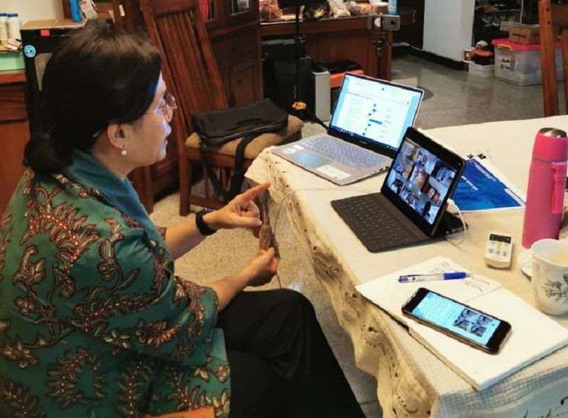 <p>Menteri Keuangan Sri Mulyani Indrawati saat melakukan rapat secara daring. / Facebook @smindrawati</p>
