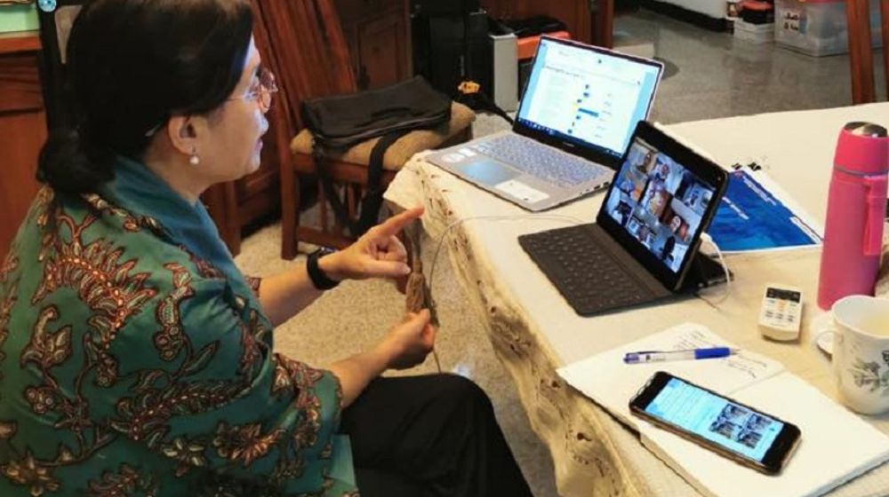 <p>Menteri Keuangan Sri Mulyani Indrawati saat melakukan rapat secara daring. / Facebook @smindrawati</p>