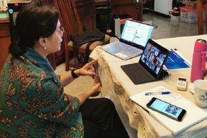 <p>Menteri Keuangan Sri Mulyani Indrawati saat melakukan rapat secara daring. / Facebook @smindrawati</p>