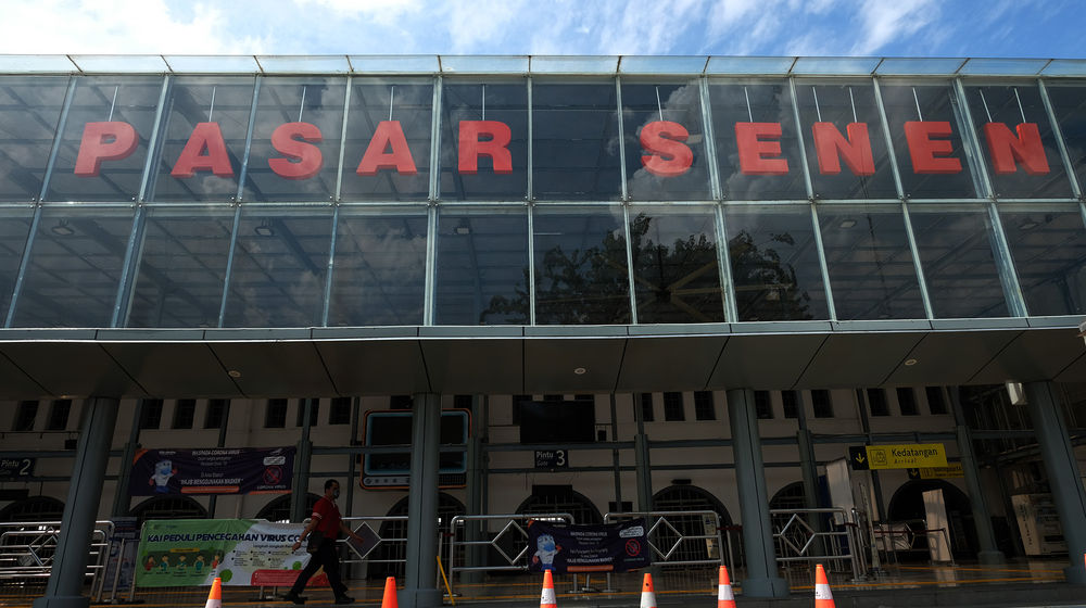 <p>Suasana sepi tampak di stasiun Pasar Senen, Jakarta, Sabtu 23 Mei 2020. Larangan mudik bagi masyarakat Ibu Kota oleh pemerintah guna upaya memutus rantai penyebaran Covid-19 menyebabkan pemandangan kontras di Stasiun Pasar Senen yang pada tiap tahun menjelang Lebaran biasanya selalu dipadati pemudik kini tampak sepi. Foto: Ismail Pohan/TrenAsia</p>

