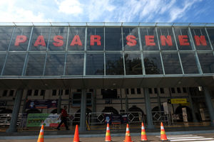 <p>Suasana sepi tampak di stasiun Pasar Senen, Jakarta, Sabtu 23 Mei 2020. Larangan mudik bagi masyarakat Ibu Kota oleh pemerintah guna upaya memutus rantai penyebaran Covid-19 menyebabkan pemandangan kontras di Stasiun Pasar Senen yang pada tiap tahun menjelang Lebaran biasanya selalu dipadati pemudik kini tampak sepi. Foto: Ismail Pohan/TrenAsia</p>
