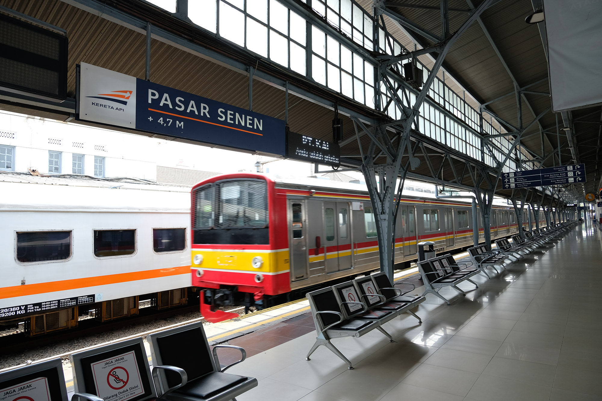 <p>Kereta Commuter Line melintas di salah satu jalur Stasiun Pasar Senen, Jakarta, Sabtu 23 Mei 2020. Larangan mudik bagi masyarakat Ibu Kota oleh pemerintah guna upaya memutus rantai penyebaran Covid-19 menyebabkan pemandangan kontras di Stasiun Pasar Senen yang pada tiap tahun menjelang Lebaran biasanya selalu dipadati pemudik kini tampak sepi. Foto: Ismail Pohan/TrenAsia</p>
