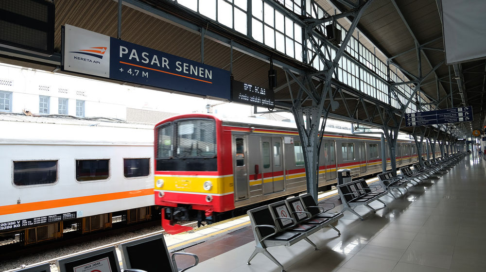 <p>Kereta Commuter Line melintas di salah satu jalur Stasiun Pasar Senen, Jakarta, Sabtu 23 Mei 2020. Larangan mudik bagi masyarakat Ibu Kota oleh pemerintah guna upaya memutus rantai penyebaran Covid-19 menyebabkan pemandangan kontras di Stasiun Pasar Senen yang pada tiap tahun menjelang Lebaran biasanya selalu dipadati pemudik kini tampak sepi. Foto: Ismail Pohan/TrenAsia</p>
