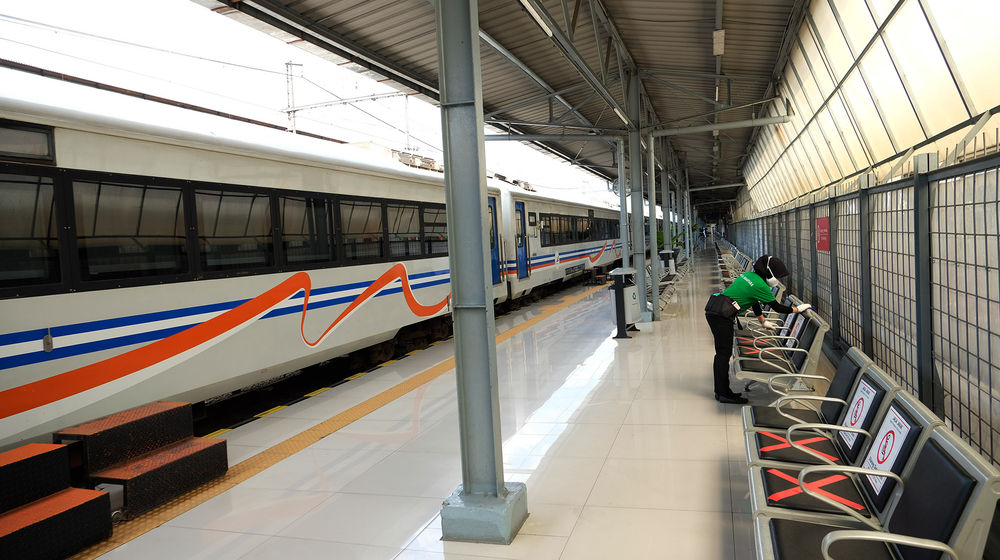 <p>Petugas kebersihan beraktivitas di area peron yang tampak sepi di stasiun Pasar Senen, Jakarta, Sabtu 23 Mei 2020. Larangan mudik bagi masyarakat Ibu Kota oleh pemerintah guna upaya memutus rantai penyebaran Covid-19 menyebabkan pemandangan kontras di Stasiun Pasar Senen yang pada tiap tahun menjelang Lebaran biasanya selalu dipadati pemudik kini tampak sepi. Foto: Ismail Pohan/TrenAsia</p>