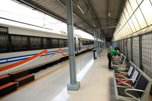 <p>Petugas kebersihan beraktivitas di area peron yang tampak sepi di stasiun Pasar Senen, Jakarta, Sabtu 23 Mei 2020. Larangan mudik bagi masyarakat Ibu Kota oleh pemerintah guna upaya memutus rantai penyebaran Covid-19 menyebabkan pemandangan kontras di Stasiun Pasar Senen yang pada tiap tahun menjelang Lebaran biasanya selalu dipadati pemudik kini tampak sepi. Foto: Ismail Pohan/TrenAsia</p>
