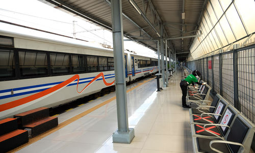<p>Petugas kebersihan beraktivitas di area peron yang tampak sepi di stasiun Pasar Senen, Jakarta, Sabtu 23 Mei 2020. Larangan mudik bagi masyarakat Ibu Kota oleh pemerintah guna upaya memutus rantai penyebaran Covid-19 menyebabkan pemandangan kontras di Stasiun Pasar Senen yang pada tiap tahun menjelang Lebaran biasanya selalu dipadati pemudik kini tampak sepi. Foto: Ismail Pohan/TrenAsia</p>