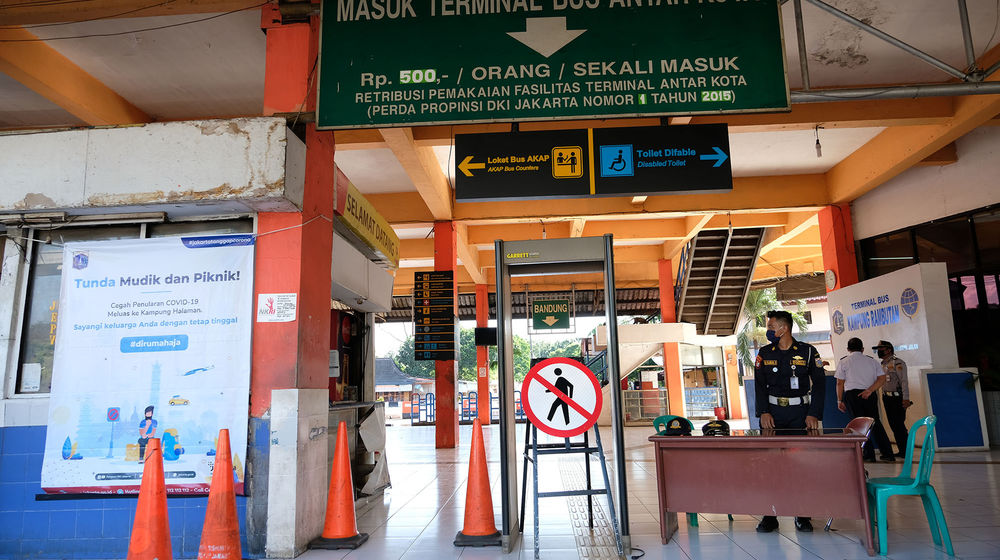 <p>Petugas berjaga di peron masuk Terminal Kampung Rambutan, Jakarta Timur, Sabtu 23 Mei 2020.  Sesuai dengan arahan pemerintah terkait pengendalian transportasi selama masa mudik lebaran,  sehingga terminal ditutup sejak 24 April dan akan dibuka kembali pada 31 Mei mendatang. Foto: Ismail Pohan/TrenAsia</p>
