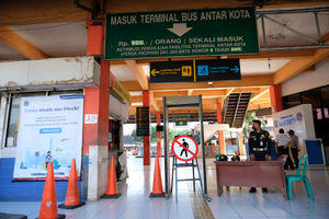 <p>Petugas berjaga di peron masuk Terminal Kampung Rambutan, Jakarta Timur, Sabtu 23 Mei 2020.  Sesuai dengan arahan pemerintah terkait pengendalian transportasi selama masa mudik lebaran,  sehingga terminal ditutup sejak 24 April dan akan dibuka kembali pada 31 Mei mendatang. Foto: Ismail Pohan/TrenAsia</p>
