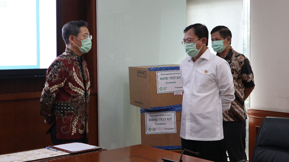 <p>Menteri Kesehatan Letnan Jenderal TNI Dr. dr. Terawan Agus Putranto (kanan) berbincang dengan Direktur Utama PT Bank KEB Hana Indonesia (Bank KEB Hana) Park Sung-Ho (kiri) setelah penyerahan bantuan 10 ribu unit rapid test dengan jenis Standard Q Covid-19 IgM/IgG Duo di Kementerian Kesehatan, Jakarta, Selasa (5/5). / Dok. Bank KEB Hana Indonesia</p>
