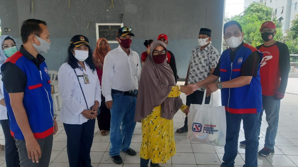 <p>APL Group membagikan bantuan sebanyak 2110 paket lebaran kepada warga di kelurahan Pluit, Kecamatan Penjaringan, Jakarta Utara. / Dok. APL Group</p>