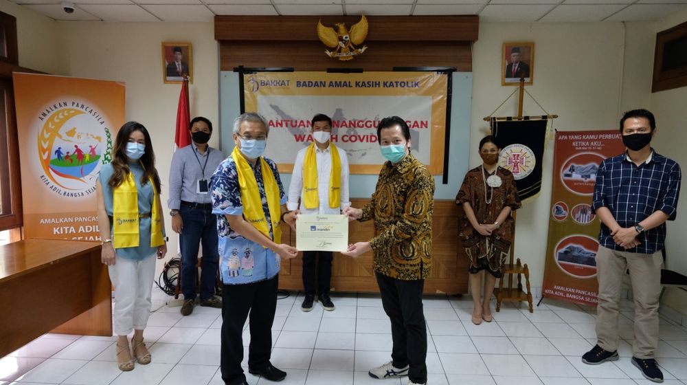 <p>Presiden Direktur AXA Mandiri Handojo G Kusuma (ketiga kanan) secara simbolis menyerahkan donasi kepada Ketua Umum Badan Amal Kasih Katolik (BAKKAT) Romo Samuel Pangestu Pr. (Kedua kiri) didampingi IT &amp; Operasional BAKKAT Chaterin Liong (kiri), Koordinator Pelaksana Harian BAKKAT Djumhari Latief (kedua kiri), Chief of Human Capital AXA Mandiri Elisabeth Dewi Evaty (kedua kanan) dan Ketua Komunitas Katolik AXA Tower Andy Setia Winanto (kanan) di Kantor BAKKAT, Jakarta, Jumat, 22 Mei 2020/ Axa Mandiri</p>
