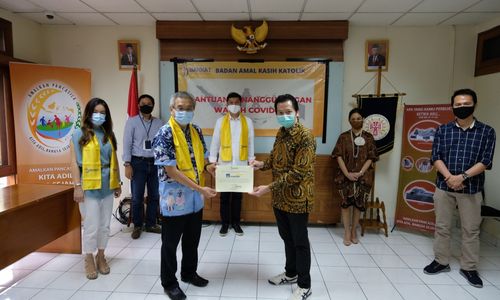 <p>Presiden Direktur AXA Mandiri Handojo G Kusuma (ketiga kanan) secara simbolis menyerahkan donasi kepada Ketua Umum Badan Amal Kasih Katolik (BAKKAT) Romo Samuel Pangestu Pr. (Kedua kiri) didampingi IT &amp; Operasional BAKKAT Chaterin Liong (kiri), Koordinator Pelaksana Harian BAKKAT Djumhari Latief (kedua kiri), Chief of Human Capital AXA Mandiri Elisabeth Dewi Evaty (kedua kanan) dan Ketua Komunitas Katolik AXA Tower Andy Setia Winanto (kanan) di Kantor BAKKAT, Jakarta, Jumat, 22 Mei 2020/ Axa Mandiri</p>
