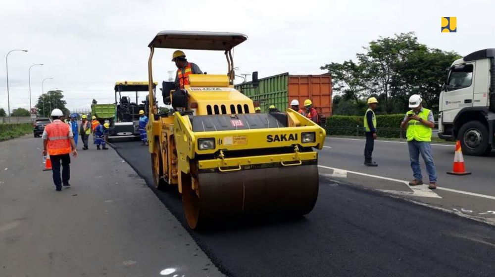 <p>Kementerian Pekerjaan Umum dan Perumahan Rakyat (PUPR) melalui Direktorat Jenderal (Ditjen) Bina Marga melakukan pemeliharaan rutin jalan. / Dok. Kementerian PUPR</p>
