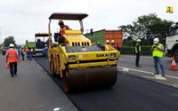 <p>Kementerian Pekerjaan Umum dan Perumahan Rakyat (PUPR) melalui Direktorat Jenderal (Ditjen) Bina Marga melakukan pemeliharaan rutin jalan. / Dok. Kementerian PUPR</p>
