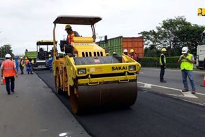 <p>Kementerian Pekerjaan Umum dan Perumahan Rakyat (PUPR) melalui Direktorat Jenderal (Ditjen) Bina Marga melakukan pemeliharaan rutin jalan. / Dok. Kementerian PUPR</p>
