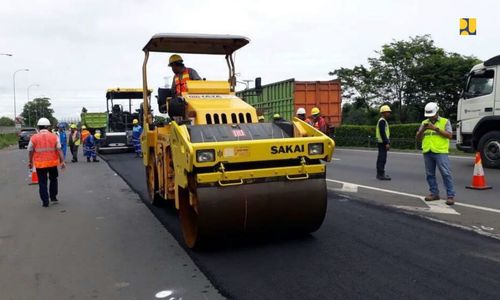 <p>Kementerian Pekerjaan Umum dan Perumahan Rakyat (PUPR) melalui Direktorat Jenderal (Ditjen) Bina Marga melakukan pemeliharaan rutin jalan. / Dok. Kementerian PUPR</p>

