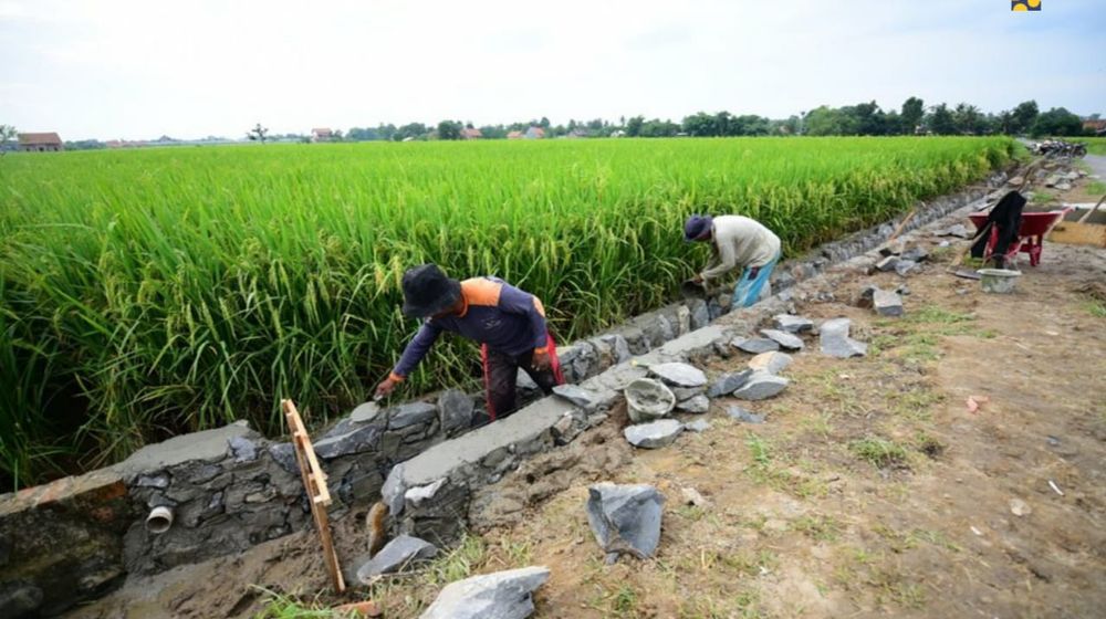 <p>Salah satu kegiatan pembangunan dengan skema padat karya tunai (PKT). / Dok. Kementerian PUPR</p>
