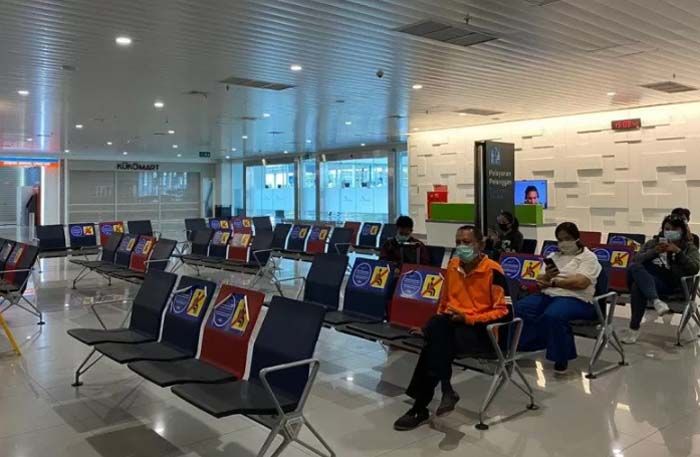 <p>Sejumlah calon penumpang menunggu di ruang tunggu Bandara Internasional Jenderal Ahmad Yani Semarang/Angkasa Pura I </p>
