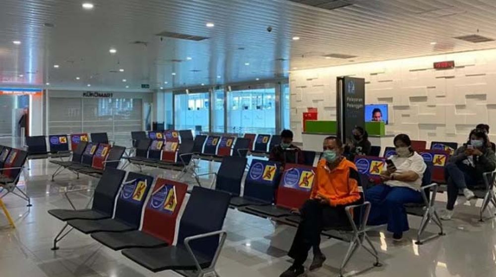 <p>Sejumlah calon penumpang menunggu di ruang tunggu Bandara Internasional Jenderal Ahmad Yani Semarang/Angkasa Pura I </p>

