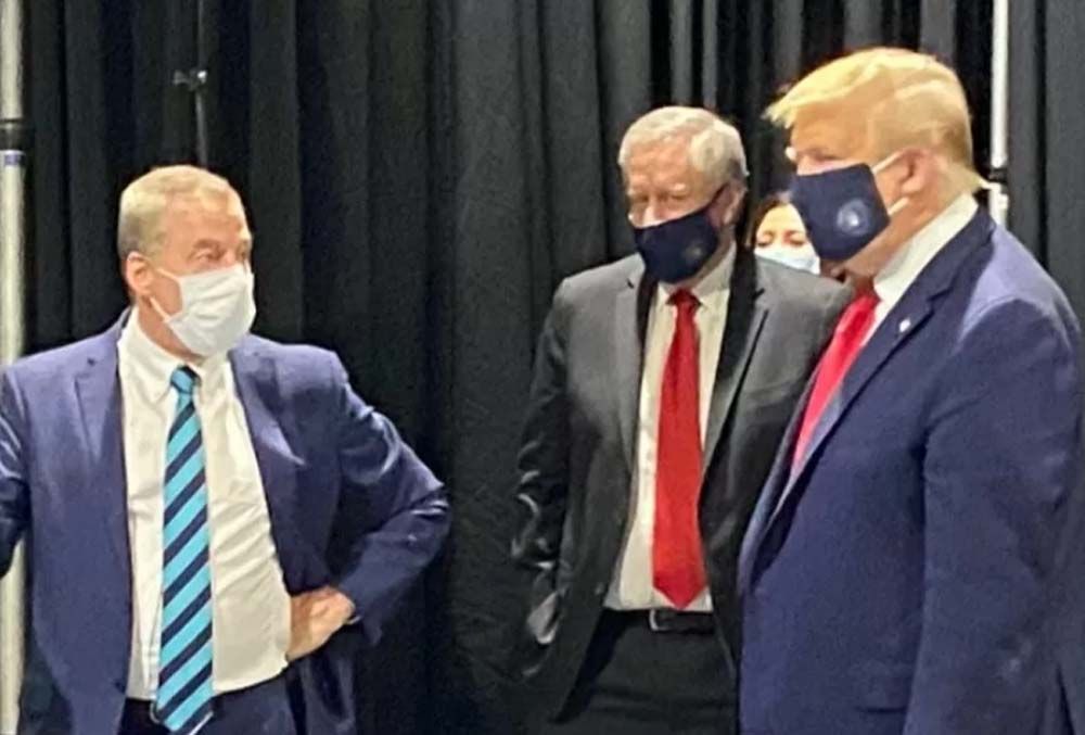 <p>Donald Trump (kanan) menggunakan masker/Hollywood Life  </p>
