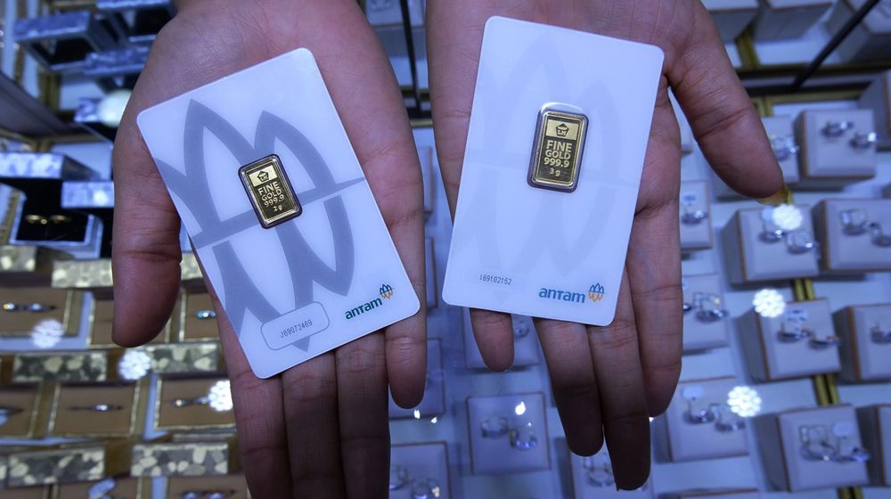 <p>Pramuniaga menunjukkan emas batangan di Cikini Gold Center, Jakarta, Rabu (8/4/2020). Harga emas 24 karat keluaran Logam Mulia PT Aneka Tambang Tbk (ANTM) turun Rp 17.000 per gram pada Rabu (8/4) berada di posisi Rp 946.000 per 1 Gram, setelah tembus rekor tertinggi sepanjang sejarah pada harga Rp 963.000 per 1 Gram pada Selasa (7/4). Foto: Ismail Pohan/TrenAsia</p>
