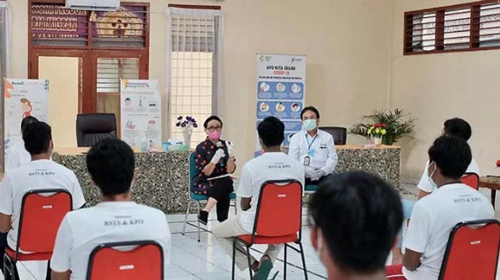 <p>Menteri Luar Negeri Retno Marsudi bertemu sejumlah pekerja ABK yang kembali ke Tanah Air setelah diduga mengalami pelanggaran hak asasi manusia saat bekerja di beberapa kapal China, Minggu 10 Mei 2020/Kemlu RI</p>
