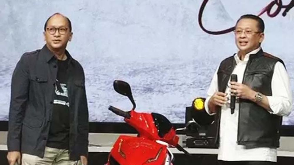 <p>Motor listrik bertanda tangan Jokowi yang dilelang/Youtube</p>
