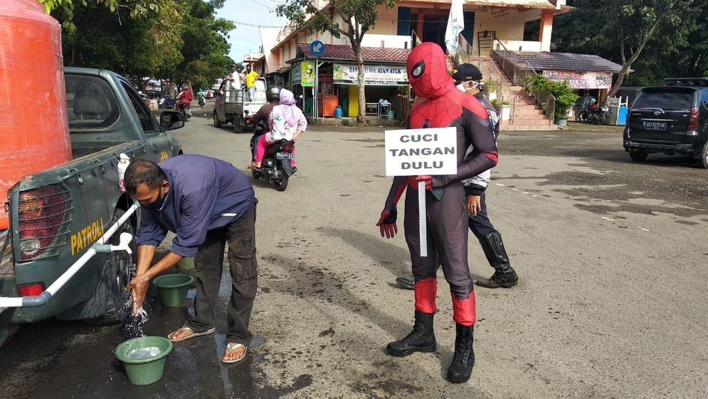 Superhero mengajak warga untuk sering-sering cuci tangan