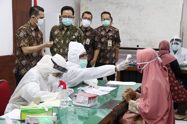 Wakil Walikota Yogyakarta Heroe Poerwadi meninjau pelaksanaan rapid test untuk pedagang pasar di Yogyakarta.