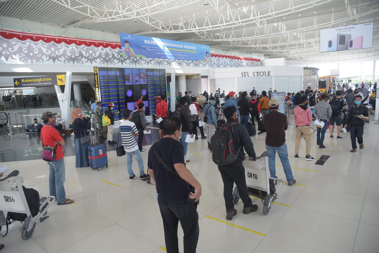 Bandara Sepinggan cukup ramai saat penerbangan terbatas lebaran diberlakukan