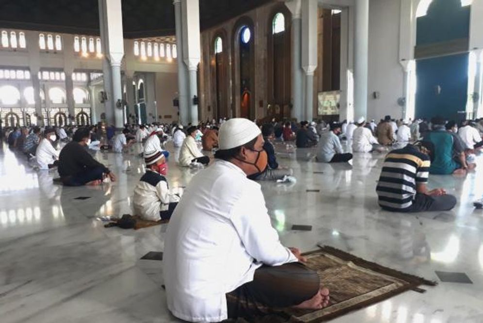 Jamaah Shalat Jumat di Masjid Al Akbar Surabaya