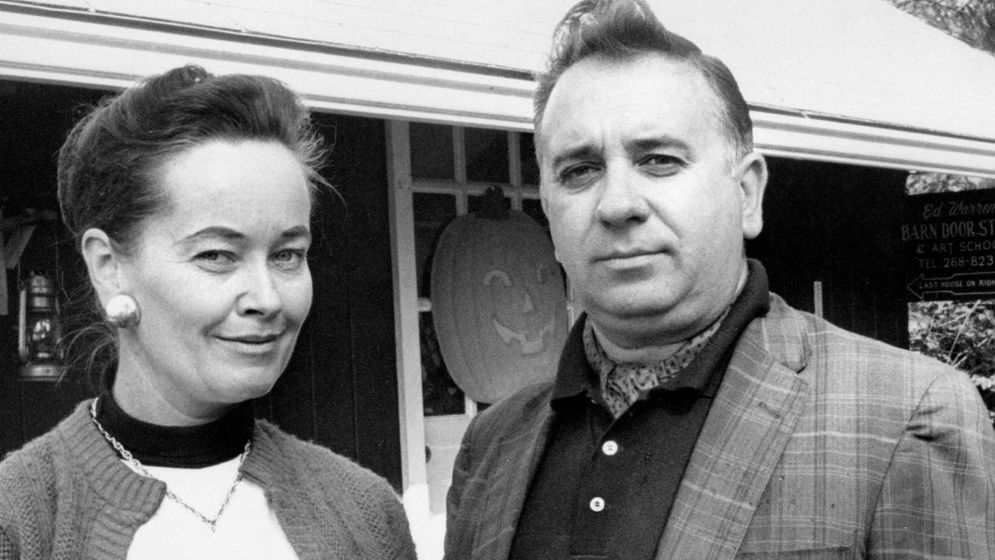 Ed dan Lorraine Warren, pasangan paranormal investigator yang kerap menangani kasus-kasus menyeramkan. 