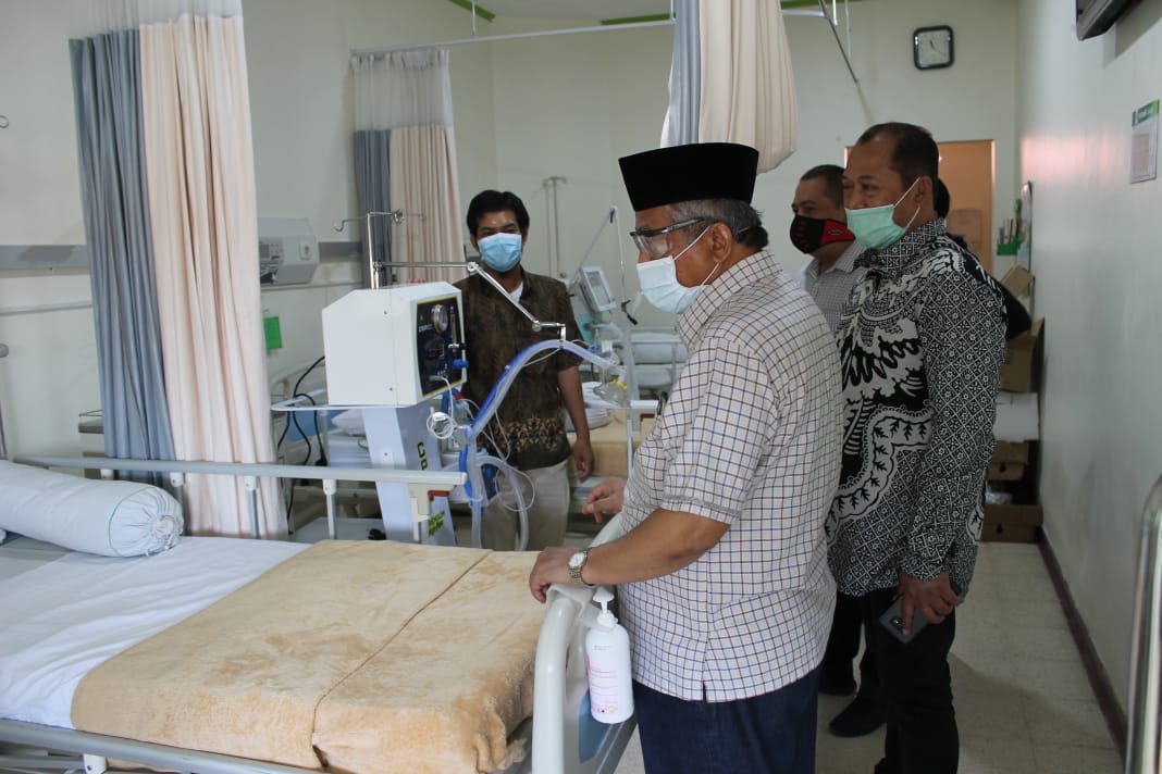 Ketua Yarsis, Prof Mohammad Nuh didampingi Direktur RSI Ahmad Yani meresmikan pembukaan ruang isolasi untuk pasien Covid-19, Jumat (5/6/2020).